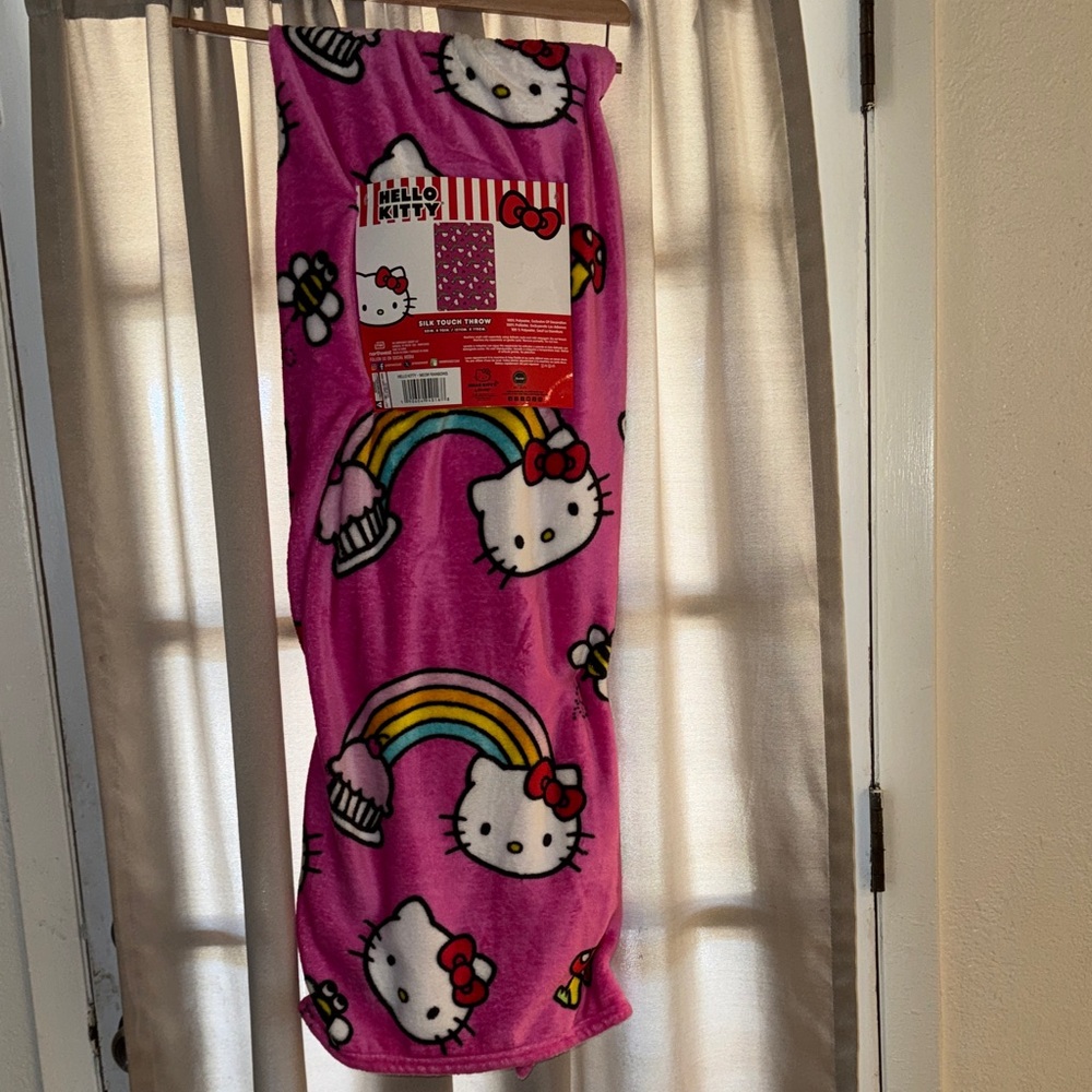 HELLO KITTY THROW (MEOW RAINBOWS)